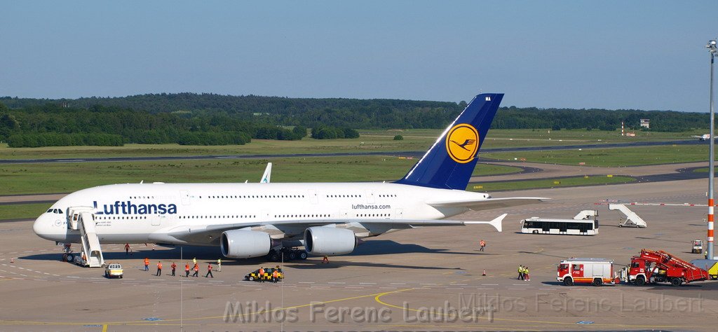 Lufthansa Airbus A 380 zu Besuch Flughafen Koeln Bonn P012.JPG